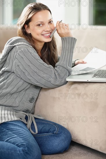 Woman doing paperwork. Photo : momentimages