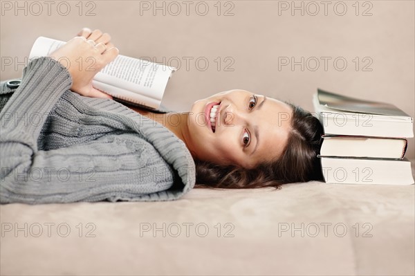 Brunette woman relaxing and reading. Photo : momentimages