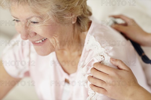 Nurse examining patient with a stethoscope. Photo : momentimages