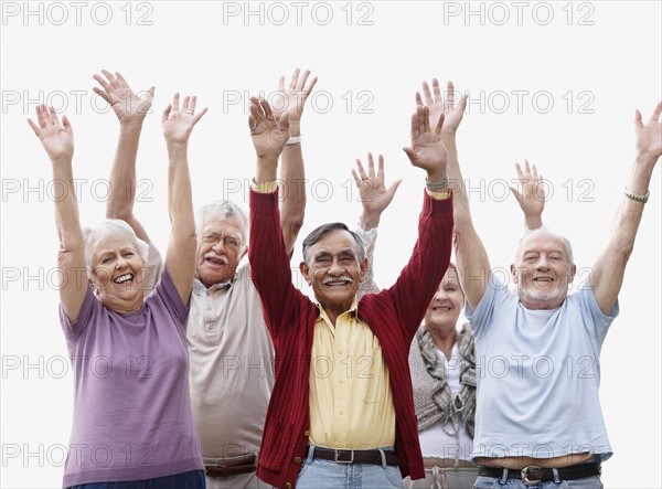 Group of senior with their arms raised. Photo : momentimages