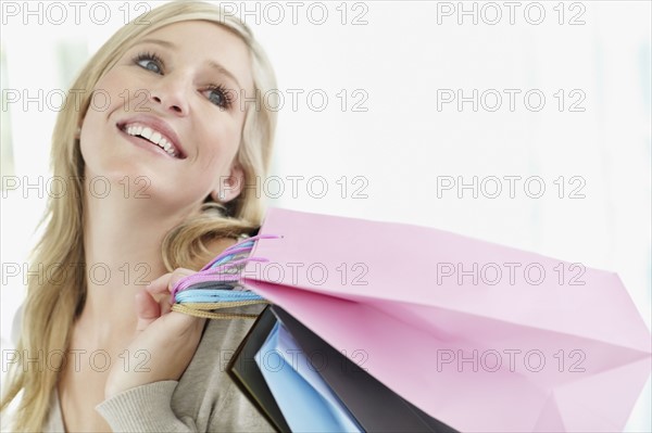 Attractive woman holding shopping bags. Photo : momentimages