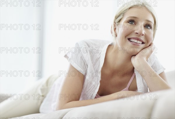 Pretty blond woman relaxing. Photo : momentimages