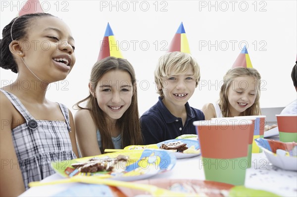Children at a birthday party. Photo : momentimages