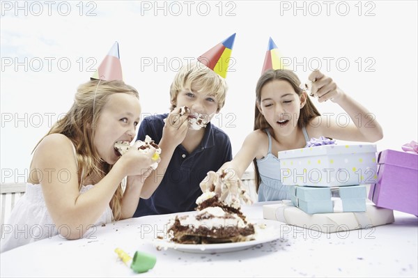 Children eating birthday cake. Photo : momentimages