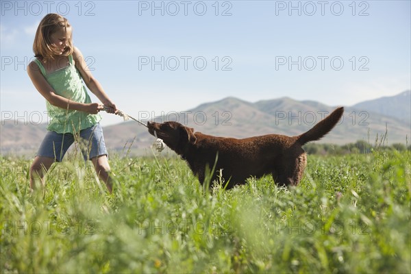 Young girl playing with dog. Photo : Mike Kemp