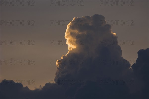 Sunset behind clouds. Photo. Antonio M. Rosario