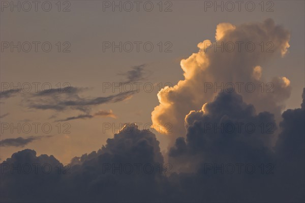 Sunset behind clouds. Photo : Antonio M. Rosario