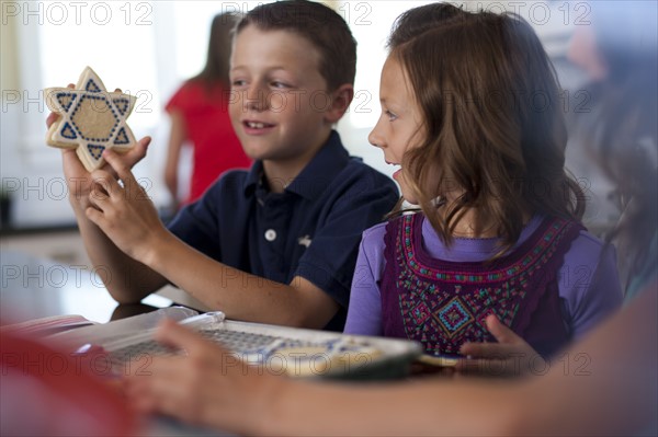 Children baking cookies. Photo : Tim Pannell