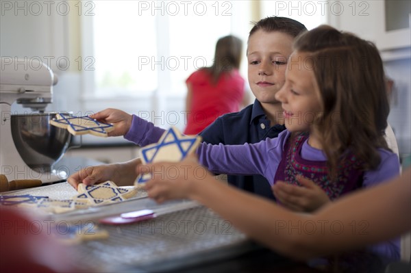 Children baking cookies. Photo : Tim Pannell