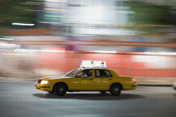 Taxi cab driving at night. Photo : Antonio M. Rosario