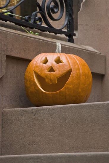 Jack-o-lantern on step. Photo. Antonio M. Rosario