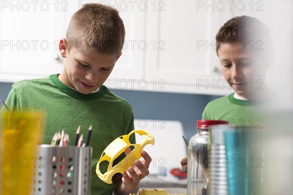 Boys building model cars. Photo : Tim Pannell