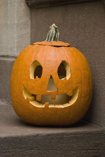 Jack-o-lantern on step. Photo : Antonio M. Rosario