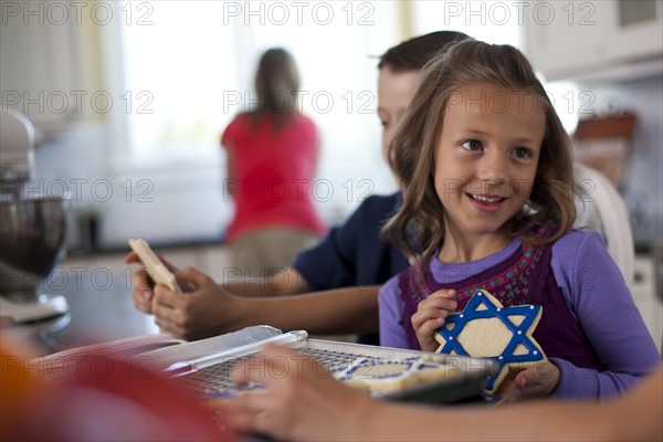 Children baking cookies. Photo : Tim Pannell