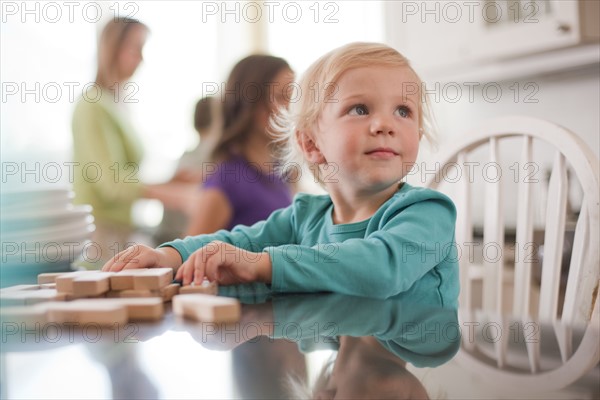 Young girl playing with wooden blocks. Photo : Tim Pannell