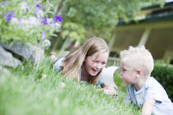 Brother and sister playing with toy boat. Photo : Tim Pannell