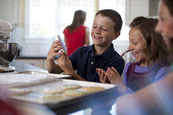 Children baking cookies. Photo : Tim Pannell