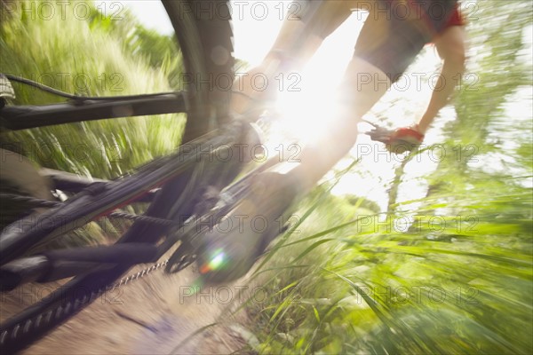 Cyclist on single track trail. Photo : Mike Kemp