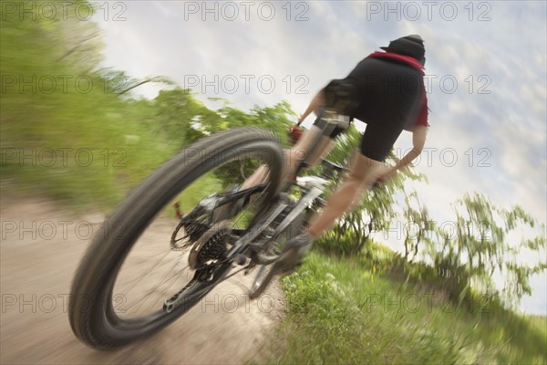 Cyclist on single track trail. Photo : Mike Kemp