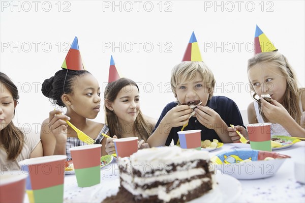 Group of children at a birthday party. Photo : momentimages