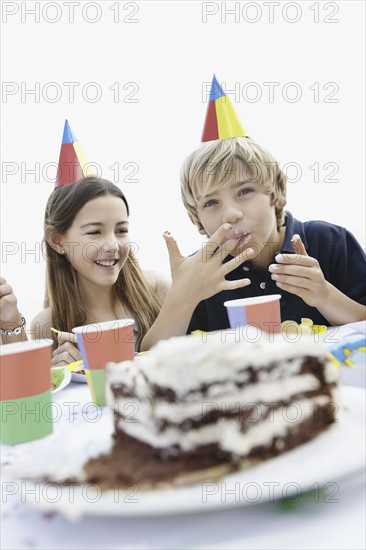 Children eating birthday cake. Photo : momentimages