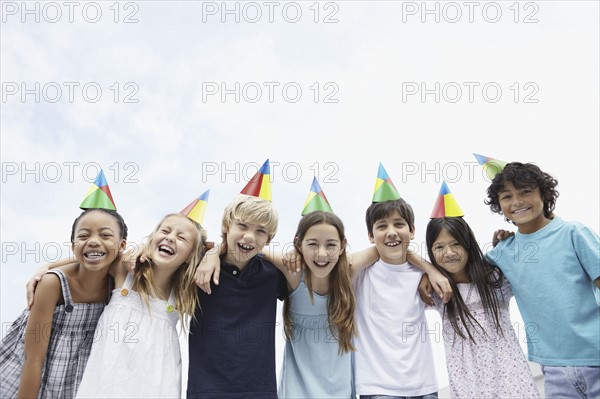 Group of children at a birthday celebration. Photo : momentimages
