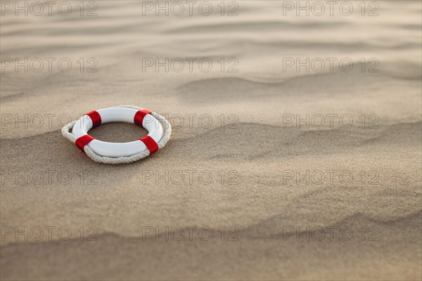 Lifebuoy in desert. Photo : Mike Kemp