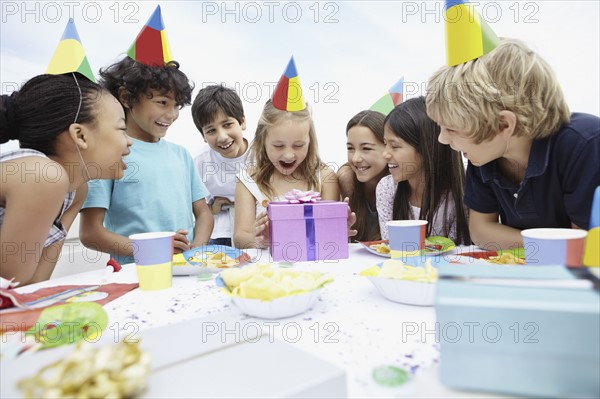 Children at a birthday celebration. Photo : momentimages