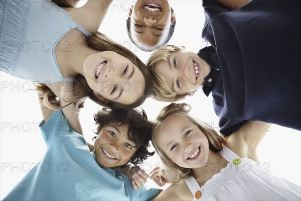 Happy children huddled together. Photo : momentimages