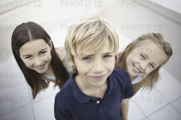 Three playful children. Photo : momentimages