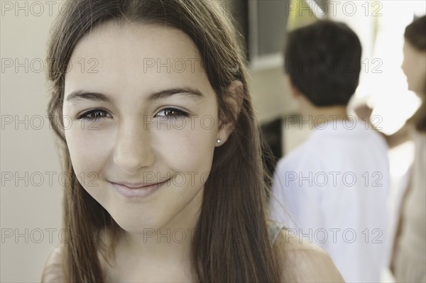 Pretty brunette girl. Photo : momentimages