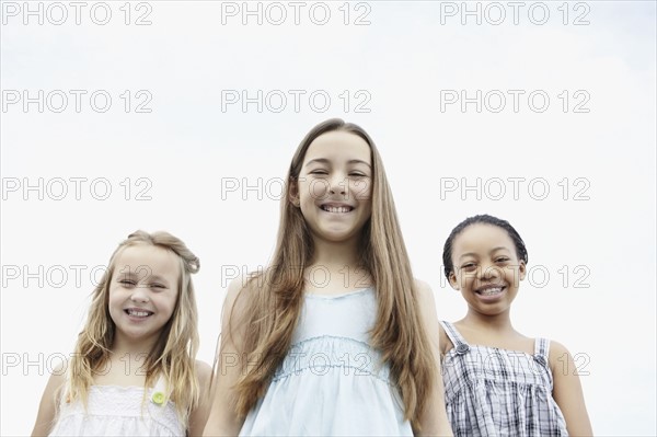 Three young girls. Photo : momentimages