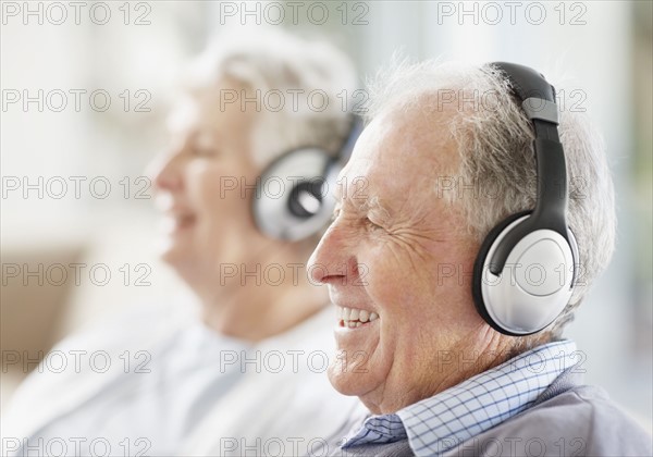 Senior couple wearing headphones. Photo : momentimages