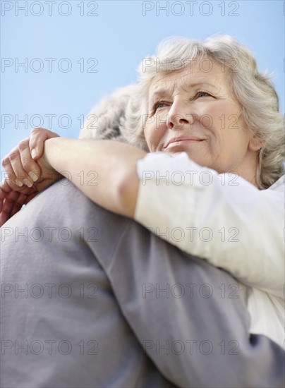 Senior couple hugging. Photo : momentimages
