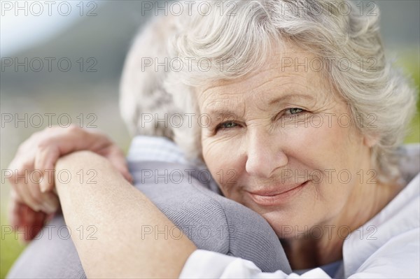 Senior couple hugging. Photo : momentimages