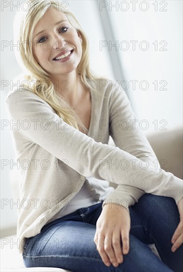 Attractive blond woman. Photo : momentimages