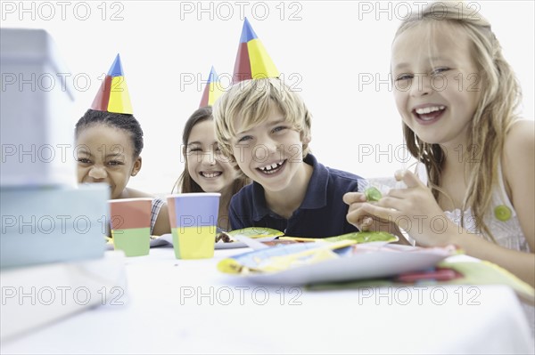 Children at a birthday party. Photo : momentimages