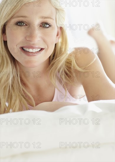 Pretty blond relaxing on bed. Photo : momentimages