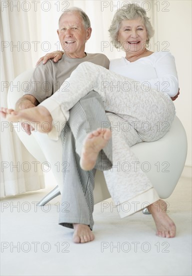 Playful senior couple. Photo : momentimages