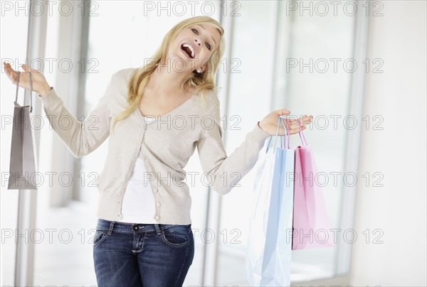 Attractive woman holding shopping bags. Photo : momentimages
