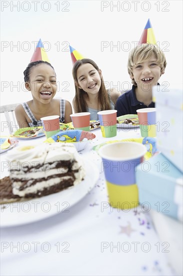 Children at a birthday party. Photo : momentimages