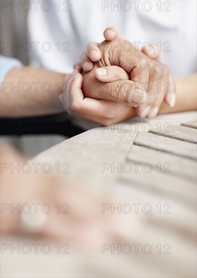 Two people holding hands. Photo : momentimages
