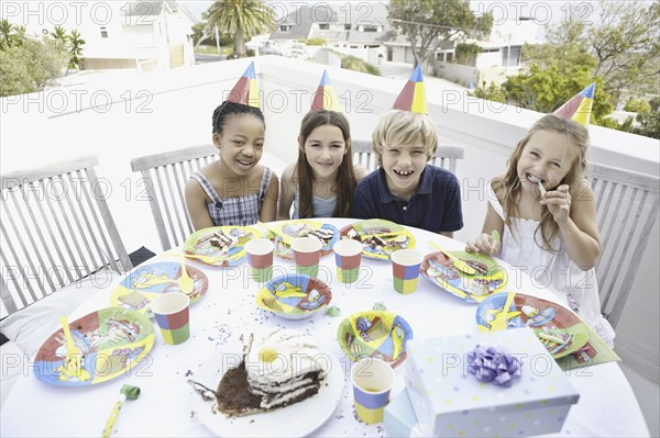 Children at a birthday party. Photo : momentimages