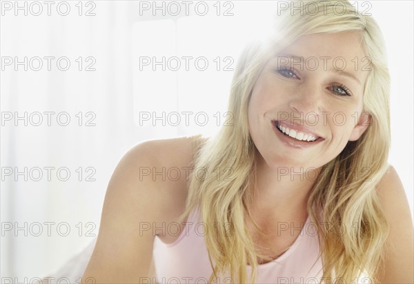 Pretty blond relaxing on bed. Photo : momentimages