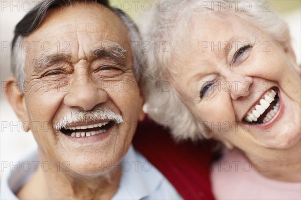 Senior couple laughing. Photo : momentimages