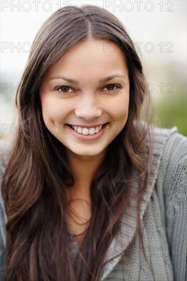 Smiling attractive brunette woman. Photo : momentimages