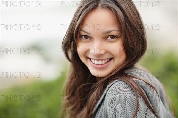 Smiling attractive brunette woman. Photo : momentimages