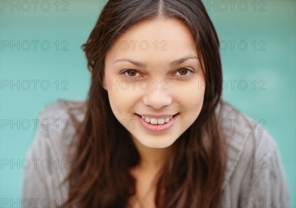 Smiling attractive brunette woman. Photo : momentimages