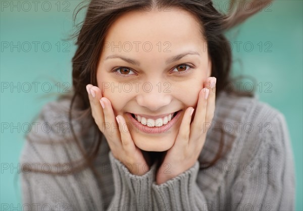 Smiling attractive brunette woman. Photo : momentimages