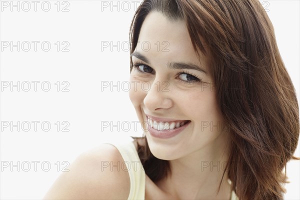 Smiling brunette woman. Photo : momentimages